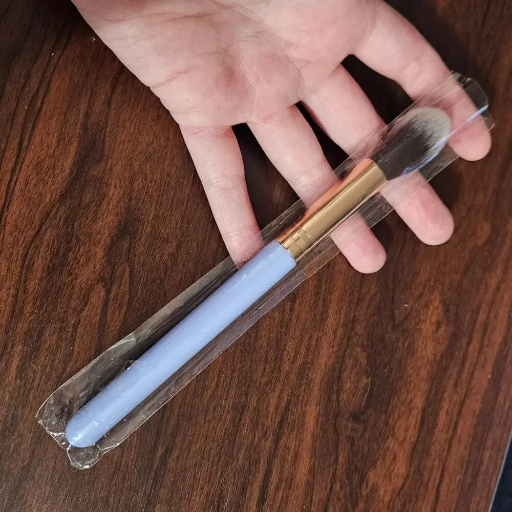 NEW in plastic! Luxie 522 Tapered Highlighter Brush